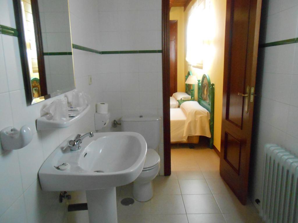 Hostal Burgos Торрекабальерос Экстерьер фото