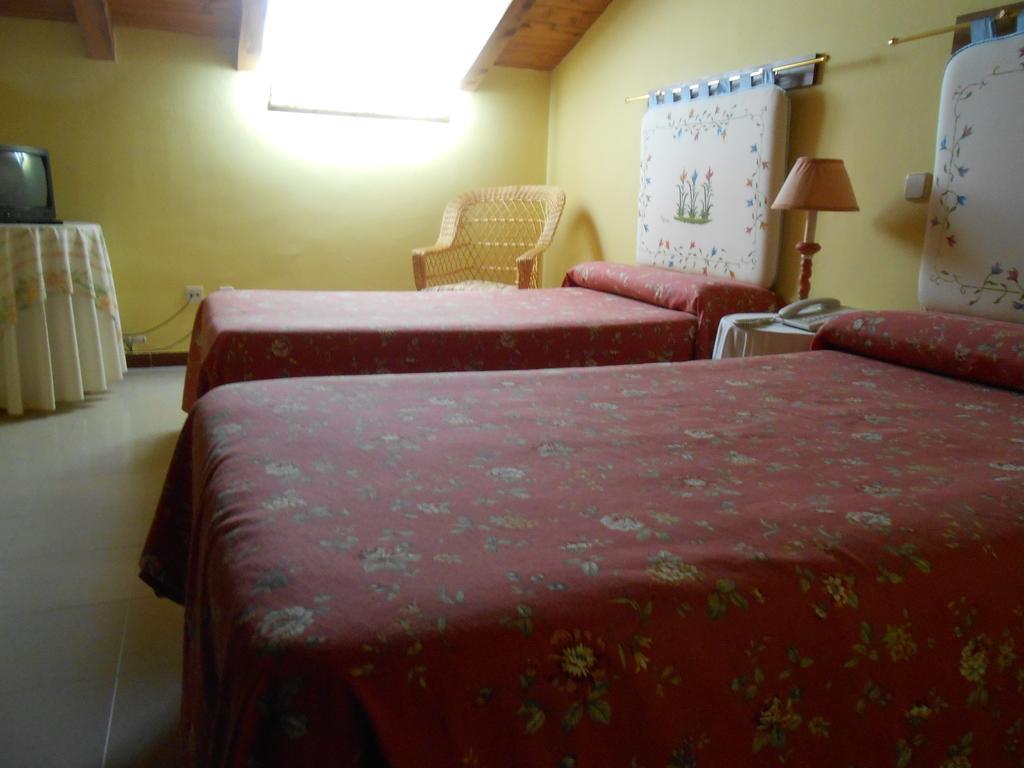 Hostal Burgos Торрекабальерос Номер фото